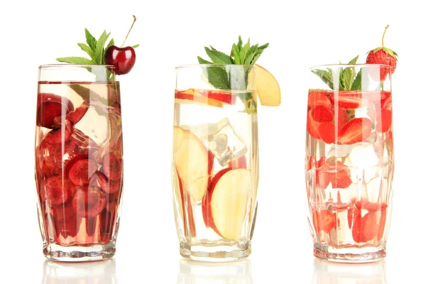 Vasos de bebidas de frutas con cubitos de hielo aislados en blanco —  Fotos de Stock