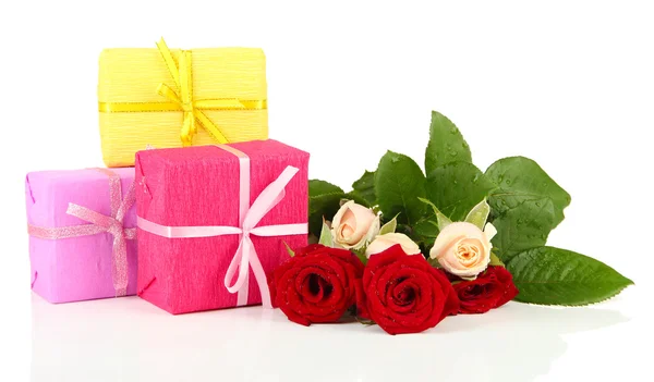 Hermosas rosas y regalos, aislados en blanco — Foto de Stock