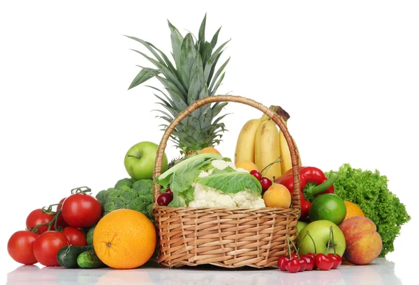 Ποικιλία από φρέσκα φρούτα και λαχανικά, που απομονώνονται σε λευκό — Φωτογραφία Αρχείου