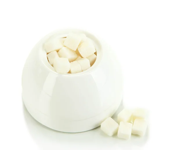 在灰色的背景上的白色糖碗中的精制的糖 — 图库照片