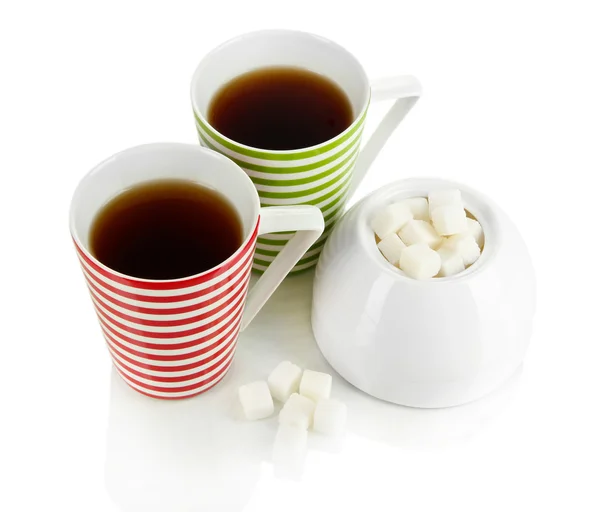Filiżanki herbaty i cukru miska na białym tle — Zdjęcie stockowe