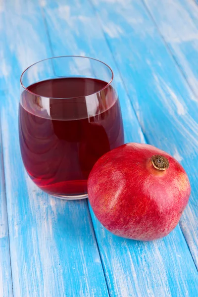 Glass of fresh garnet juice on table close-up — Stock Photo, Image