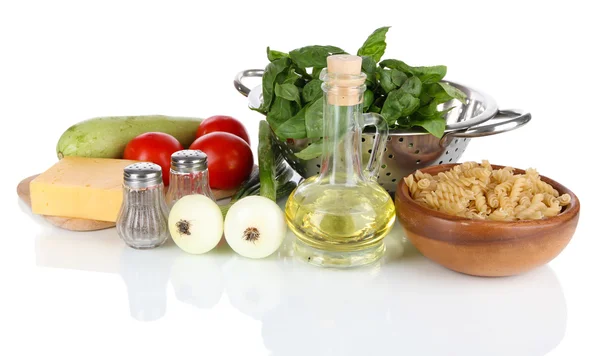 Ingrediënten voor koken pasta geïsoleerd op wit — Stockfoto