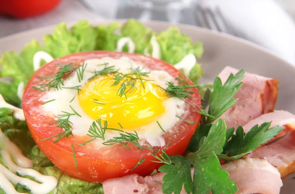 Slanina na štítku na palubě na ubrousek na palubě na okno tabulka — Stock fotografie