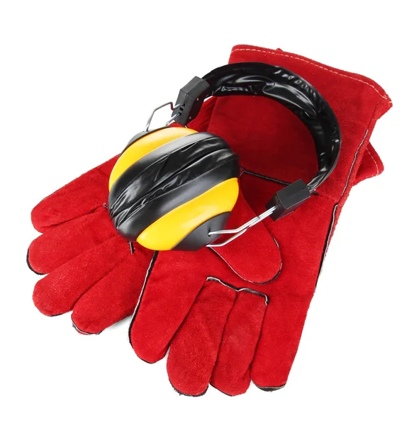 Beschermende handschoenen en koptelefoon op wit wordt geïsoleerd — Stockfoto
