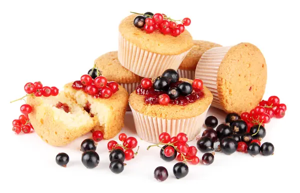 Smakelijke muffins met bessen geïsoleerd op wit — Stockfoto