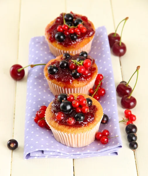 흰색 나무 테이블에 딸기와 맛 있는 머핀 — 스톡 사진