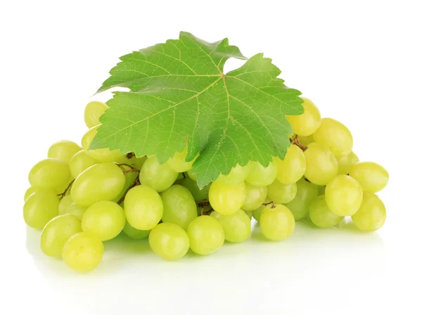 Maturare deliziose uve isolate su bianco — Foto Stock