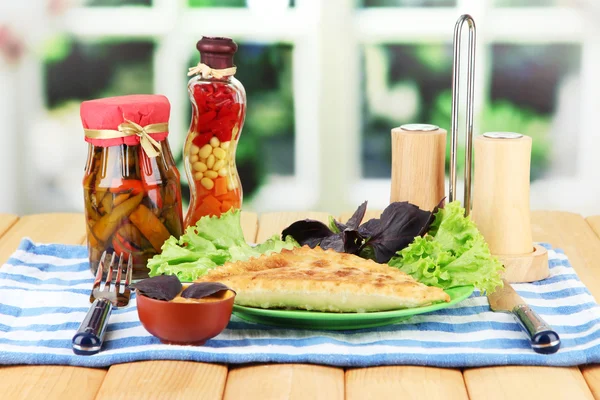 Smakelijke tsjeboereki met verse kruiden op plaat, op houten tafel, op lichte achtergrond — Stockfoto