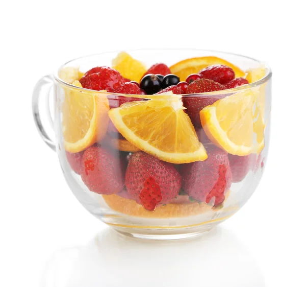 Salade de fruits utile dans une tasse en verre isolée sur blanc — Photo
