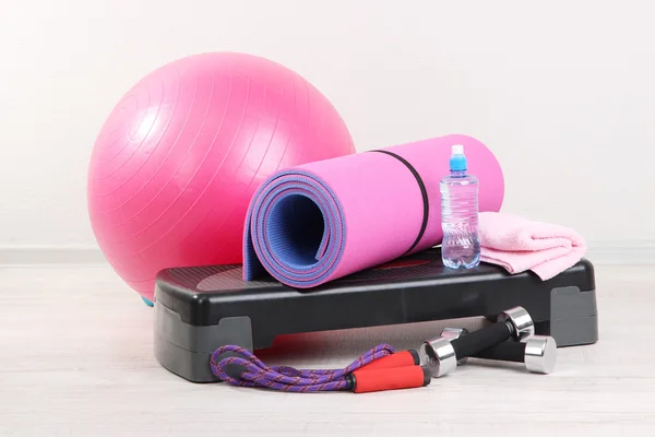 Différents outils de fitness dans la chambre — Photo