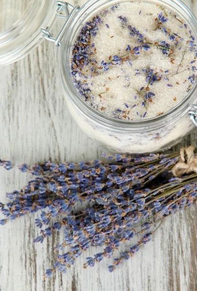 Jar lavendel socker och färsk lavendel blommor på trä bakgrund — Stockfoto