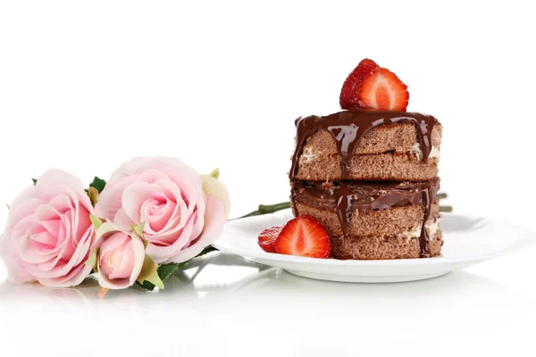 Chocolate cake met aardbei geïsoleerd op wit — Stockfoto