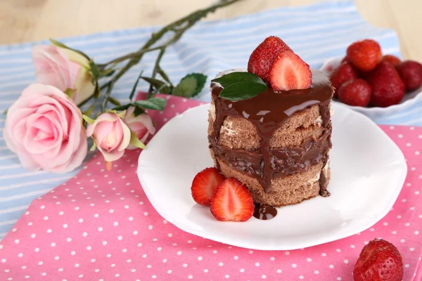 Bolo de chocolate com morango na mesa close-up — Fotografia de Stock