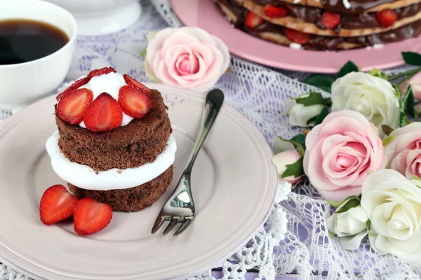 Schokoladenkuchen mit Erdbeere auf Holztisch in Großaufnahme — Stockfoto