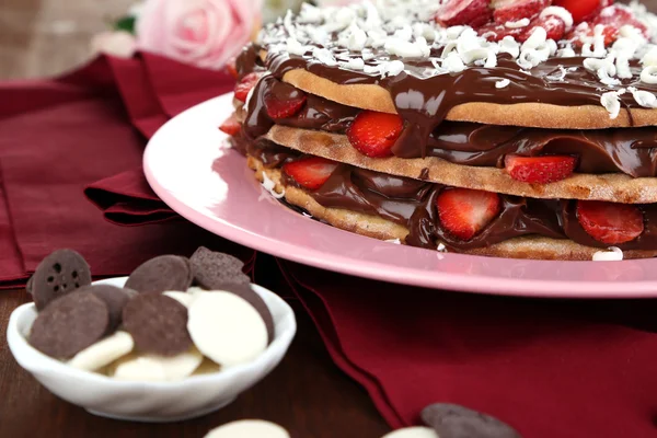 Torta al cioccolato con fragola sul tavolo di legno primo piano — Foto Stock