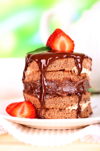 Schokoladenkuchen mit Erdbeere auf Holztisch vor natürlichem Hintergrund — Stockfoto