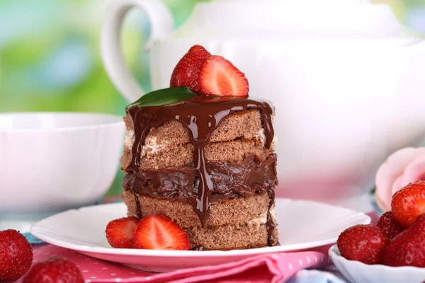 Chocolate cake with strawberry on wooden table on natural background — Stock Photo, Image