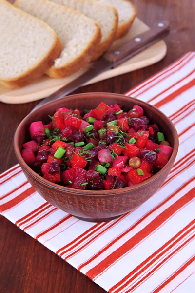 Rödbetor sallad i skålen på bordet närbild — Stockfoto