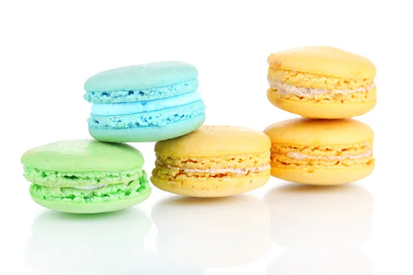 Macarons doux isolés sur blanc — Photo