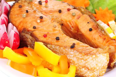 iştah açıcı ızgara somon limon ve sebze yakın çekim