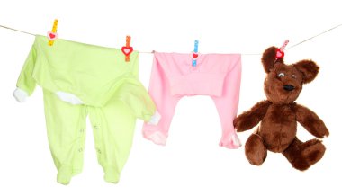 Bebek giysileri üzerinde beyaz izole clothesline üzerinde asılı