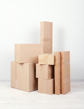 Odada farklı karton kutular