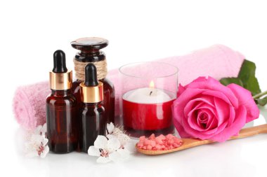 Spa kompozisyon üzerinde beyaz izole aroma yağları ile