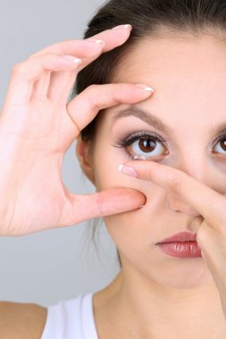 genç kadın koyarak Kontakt lens gözüne yakın çekim