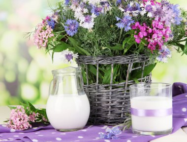 Sepette doğal zemin üzerine ahşap masa üstünde güzel buket