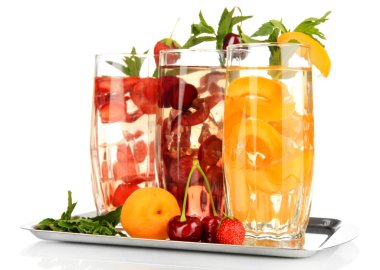 buz üzerinde beyaz izole meyve içecekler bardak