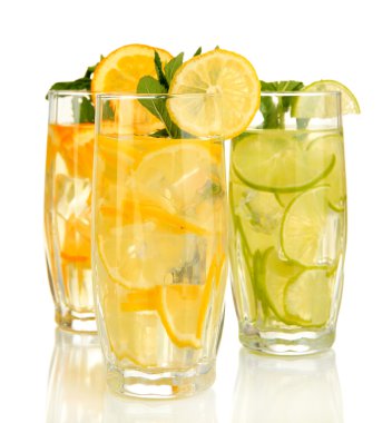 buz üzerinde beyaz izole meyve içecekler bardak