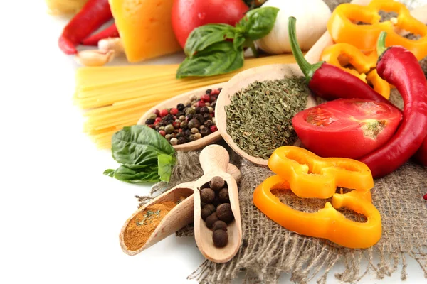 Spaghettis de pâtes, légumes et épices, isolés sur blanc — Photo