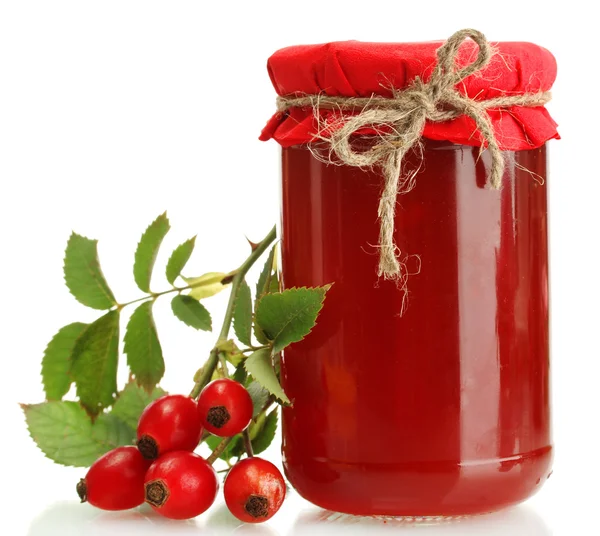 Tarro con mermelada de rosas de cadera y bayas maduras, aislado en blanco — Foto de Stock