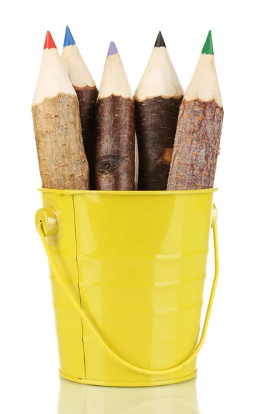 Lápices de madera de colores en cubo amarillo aislado en blanco —  Fotos de Stock