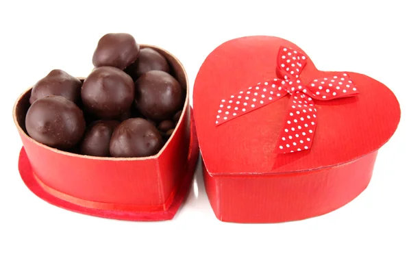 Bonbons au chocolat en coffret cadeau, isolés sur blanc — Photo