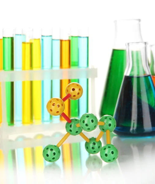 Modelo de molécula y tubos de ensayo con líquidos de colores aislados en blanco — Foto de Stock
