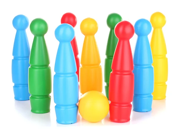 Красочные пластиковые кегли игрушечного боулинга изолированы на белом — стоковое фото