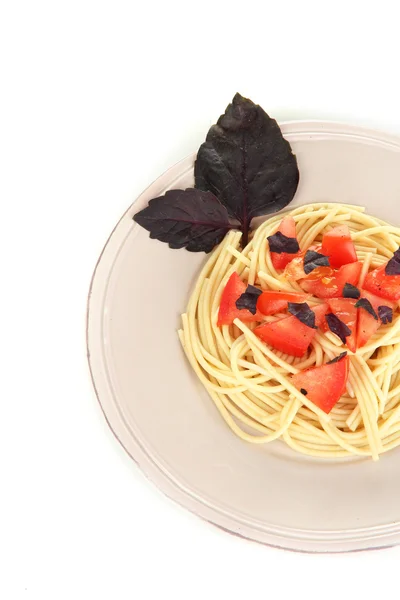 Spaghetti mit Tomaten und Basilikumblättern isoliert auf weiß — Stockfoto