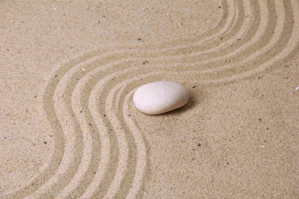 Jardim zen com areia com rake e pedra redonda de perto — Fotografia de Stock