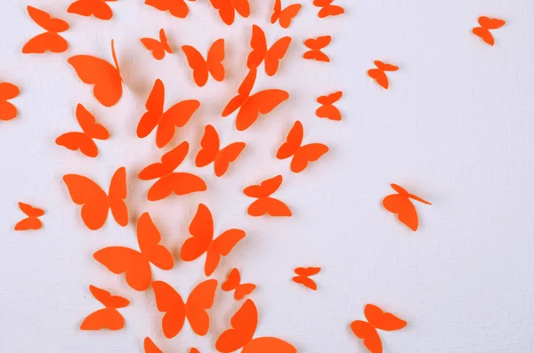 Mariposas de papel vuelan en la pared en diferentes direcciones — Foto de Stock