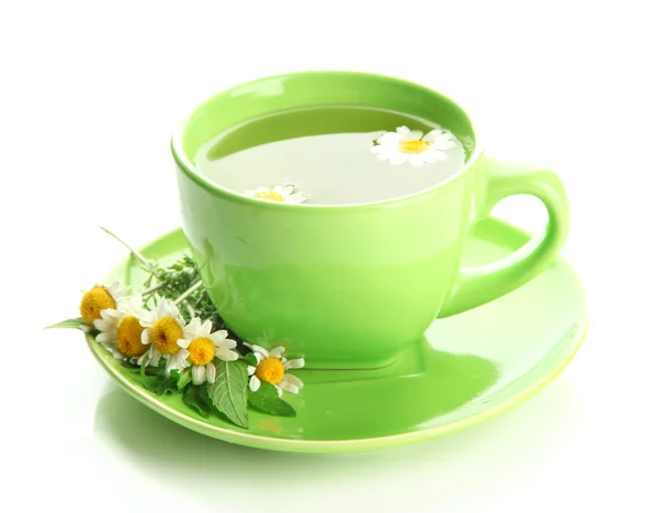 Taza de té de hierbas con manzanillas silvestres y menta, aislado en blanco — Foto de Stock