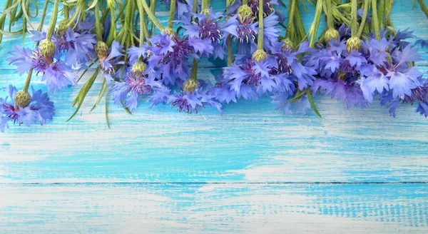 Mooi boeket van korenbloemen op blauwe houten achtergrond — Stockfoto