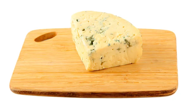 Вкусный голубой сыр на разделочной доске, изолированный на белом — стоковое фото