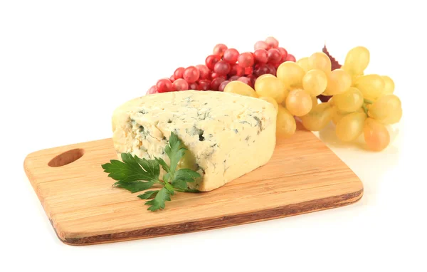 Smakelijke blauwe kaas en druivenmost op snijplank, geïsoleerd op wit — Stockfoto