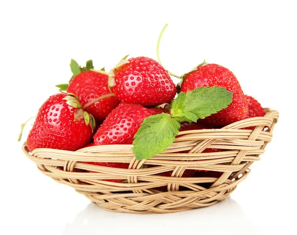 Zralé sladké jahody v koši, izolované na bílém — Stock fotografie