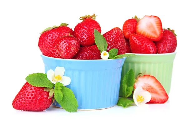 Mogna söta jordgubbar i skålar, isolerad på vit — Stockfoto