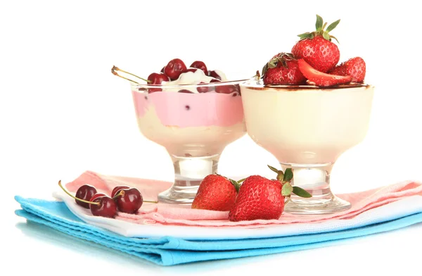 Délicieux desserts aux fraises et cerises dans un vase en verre isolé sur blanc — Photo