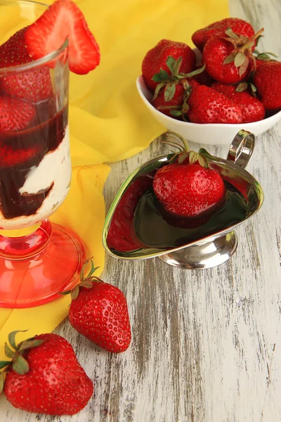 美味的草莓甜点，在玻璃花瓶上木表特写 — 图库照片