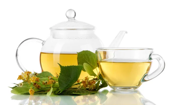 Vattenkokare och kopp te med linden isolerad på vit — Stockfoto
